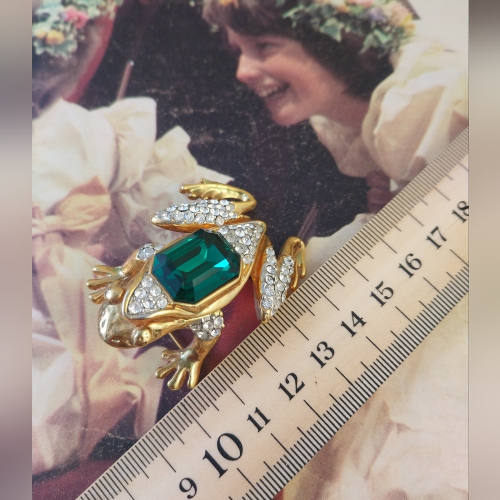 Gold and Green Frog Brooch - Picture 7 of 14